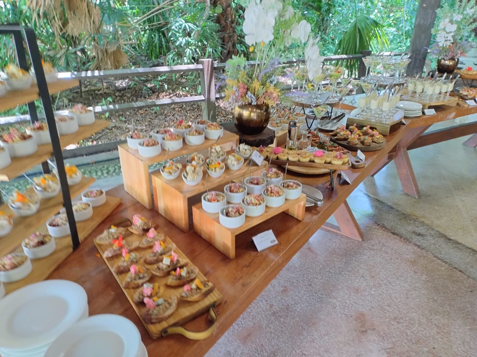 Mesa de frutas e granola Mazinetto